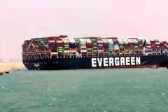 Διώρυγα Σουέζ: Γιγαντιαίο πλοίο μεταφοράς εμπορευματοκιβωτίων προσάραξε και μπλόκαρε το πέρασμα