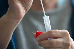 Self tests: Oχι από τους φαρμακοποιούς στη διενέργεια εντός των φαρμακείων