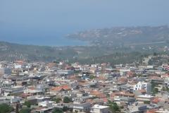Κοροναϊός- Ελλάδα:  Δεκαπέντε νεκροί στην Μαλεσίνα - Φόβος σε μια πόλη φάντασμα που χτυπάει ανελέητα η πανδημία