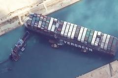 Νέες προσπάθειες αποκόλλησης του τεράστιου πλοίου στο Σουέζ