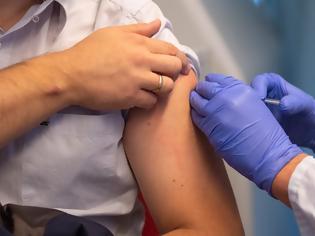 Φωτογραφία για Εμβόλιο: 2 Απριλίου ανοίγει η πλατφόρμα για τους πολίτες 65 έως 69 ετών. Τα περιστατικά θρομβώσεων