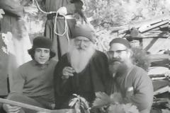 «Πά-πά-πά, παιδί μου, αὐτοὶ οἱ κοσμικοὶ ἄλλο τυπικὸ ἔχουν δὲν ἔχουν τὸ «εὐλόγησον» καὶ τὸ «Θεὸς συγχωρέσοι»