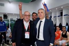 Αποθέωσαν τον Κωστένογλου οι παίκτες της Κύπρου