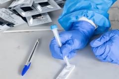Υποχρεωτικά τα rapid test για εργαζόμενους σε λιανεμπόριο, εστίαση, τουρισμό