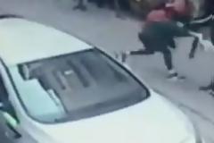 Επίθεση-σοκ στη μέση του δρόμου: Μαχαίρωσε τη γυναίκα του επειδή τον εγκατέλειψε