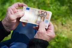 Συντάξεις: Πότε θα δουν τις αυξήσεις οι συνταξιούχοι Δημοσίου και ΙΚΑ (πίνακες)