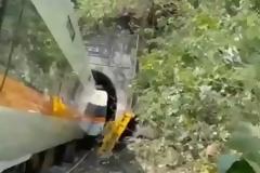 Η στιγμή που το τρένο «καρφώθηκε» στο φορτηγό που προκάλεσε την τραγωδία στην Ταϊβάν!
