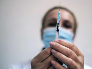 Φωτογραφία για Η κυβέρνηση επισπεύδει τον εμβολιασμό σε νεότερες ηλικίες