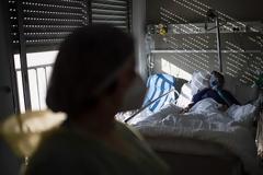 Κοροναϊός - Γαλλία: Αυξήθηκε ο αριθμός των νοσηλευόμενων σε ΜΕΘ και ο αριθμός των θανάτων