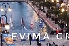 Κοσμοσυρροή στην παραλία της Χαλκίδας