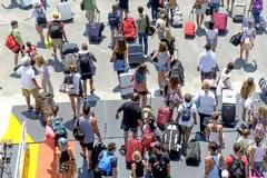 Διακοπές στην Ελλάδα χωρίς καραντίνα. Για ποιες χώρες και σε ποια αεροδρόμια (video)