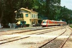 Οι σιδηροδρομικές γραμμές «διχάζουν» τον Πλαταμώνα.