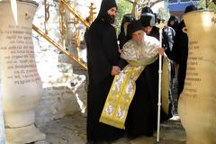 «Τί νὰ τὸ κάνετε αὐτὸ τὸ στραβόξυλο; Μακριὰ ἀπὸ αὐτόν»