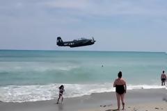 Αεροπλάνο προσθαλάσσωσε σε παραλία ανάμεσα σε κόσμο (Video)