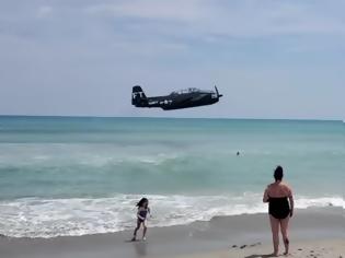 Φωτογραφία για Αεροπλάνο προσθαλάσσωσε σε παραλία ανάμεσα σε κόσμο (Video)