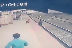 Ινδία : Σιδηροδρομικός υπάλληλος πέφτει στις ράγες για να σώσει παιδί από διερχόμενο τρένο. Βίντεο.