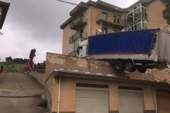 Φορτηγό κατέληξε σε ταράτσα κτιρίου (Video)