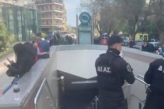 Δύο άτομα έπεσαν στις ράγες του Μετρό στην Πανόρμου και στον Χολαργό - Νεκρή μία γυναίκα