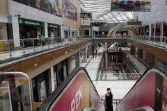 Υπουργείο Ανάπτυξης: Ανοίγουν από αύριο mall και εκπτωτικά χωριά