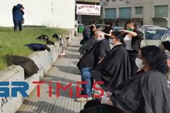 Κούρεψαν δωρεάν αστέγους στη Θεσσαλονίκη
