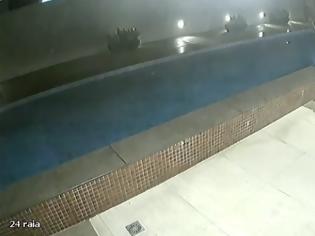 Φωτογραφία για Τρομακτικό: Κατέρρευσε ο πάτος πισίνας σε πολυκατοικία (Video)