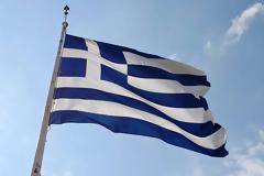 Θέρμη: Μαθητές κατέβασαν και έσκισαν την ελληνική σημαία