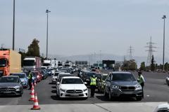 Πάσχα: Ο κακός χαμός στα διόδια Ελευσίνας - «Ουρές» χιλιομέτρων λόγω των ελέγχων