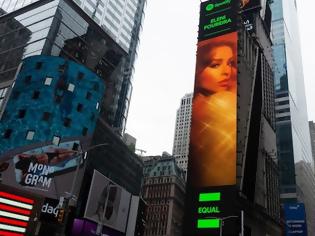 Φωτογραφία για Ελένη Φουρέιρα: Μπήκε σε billboard στην Times Square