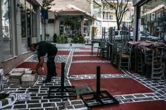 Με ...μάσκες αντί μουσικής ανοίγει η εστίαση