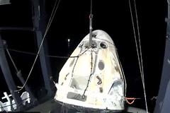 H νυχτερινή προσθαλάσσωση του διαστημικού σκάφους της SpaceX