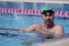 Γιώργος Καπουτζίδης: κολυμπάει την πισίνα και μας μαθαίνει τα κόλπα (Video)