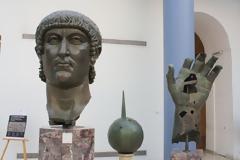 Ρώμη: Γιγαντιαίο άγαλμα του Μεγάλου Κωνσταντίνου ξαναβρήκε το δάχτυλό του μετά από 500 χρόνια