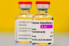 Επιβεβαιώθηκε ο πρώτος θάνατος που συνδέεται με το εμβόλιο της AstraZeneca