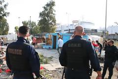 Επιχείρηση Δήμου Πειραιά-ΕΛ.ΑΣ στον παλιό σιδηροδρομικό σταθμό Αγίου Διονυσίου.