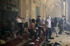 Βίαιες συγκρούσεις Παλαιστινίων-Ισραηλινών έξω από τέμενος στην Ιερουσαλήμ - Εκατοντάδες τραυματίες