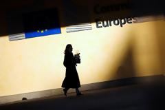 Κομισιόν: Υψηλή ​αβεβαιότητα στην ελληνική οικονομία, μείωση ανεργίας από το 2022