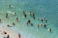 Meteo: Σε κανονικά για την εποχή επίπεδα η θερμοκρασία της θάλασσας