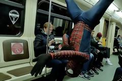 Ο Spider-Man κόβει βόλτες στο μετρό της Μόσχας και διασκεδάζει τους επιβάτες με τα κόλπα του.
