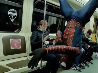 Φωτογραφία για Ο Spider-Man κόβει βόλτες στο μετρό της Μόσχας και διασκεδάζει τους επιβάτες με τα κόλπα του.
