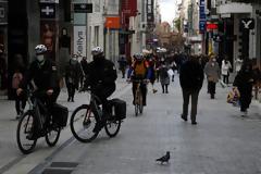 Συνεδριάζουν οι λοιμωξιολόγοι. Πάμε σε τοπικά lockdown;