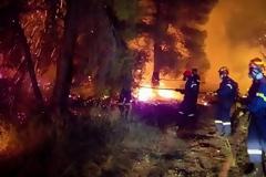 Κόλαση φωτιάς στον Σχίνο Κορινθίας: Eκκενώνεται το Αλεποχώρι