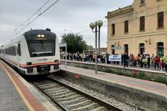 Ισπανία: Εκατοντάδες άνθρωποι σε σταθμούς και στάσεις ζήτησαν να επιστρέψουν τα δρομολόγια τρένων όπως πριν την πανδημία.