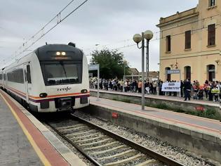 Φωτογραφία για Ισπανία: Εκατοντάδες άνθρωποι σε σταθμούς και στάσεις ζήτησαν να επιστρέψουν τα δρομολόγια τρένων όπως πριν την πανδημία.