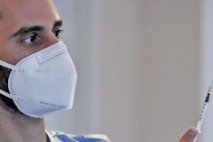 AstraZeneca: Συνεδριάζει εκτάκτως η Εθνική Επιτροπή Εμβολιασμών για τα ηλικιακά όρια