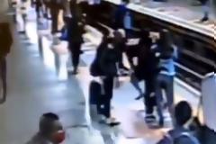 Η τρομακτική στιγμή που άγνωστος προσπαθεί να ρίξει γυναίκα στις ράγες και το μετρό έρχεται.