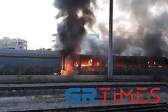 Θεσσαλονίκη: Συναγερμός για φωτιά σε εγκαταλελειμμένα βαγόνια του ΟΣΕ.