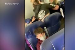 Άγριος τσακωμός εν πτήσει για τη μάσκα - Αιμόφυρτη η αεροσυνοδός μετά την επίθεση επιβάτη