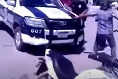 Μεξικανός πήρε το γκλοπ αστυνομικού που του έγραφε κλήση και τον πλάκωσε στο ξύλο