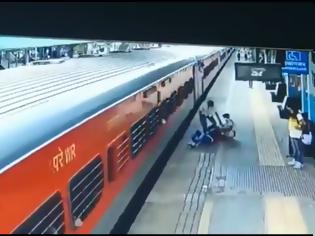 Φωτογραφία για Ινδία: Αστυνομικός σιδηροδρόμων σώζει άνθρωπο από το να συνθλιβεί κάτω από το κινούμενο τρένο. Βίντεο.