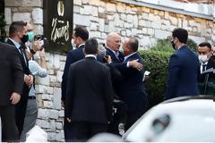 Ανεπίσημο δείπνο Δένδια σε Τσαβούσογλου - Θερμός εναγκαλισμός κάτω από την Ακρόπολη